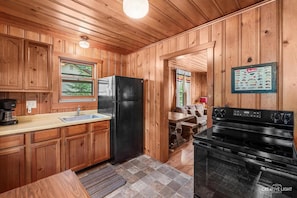 Coffee/tea maker, fridge, microwave, oven - Lakefront Cabin #4 The Crappie (Presque Isle)