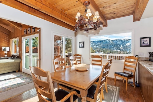 Gentle Grizzly Getaway by Destination Big Bear : Incredible Ski Slope Views of Bear Mtn! Internet!
