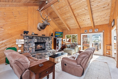 Gentle Grizzly Getaway: Incroyable vue sur la pente de ski de Bear Mtn! Bain à remous extérieur! L'Internet!