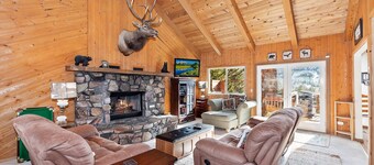 Gentle Grizzly Getaway by Destination Big Bear : Incredible Ski Slope Views of Bear Mtn! Internet!
