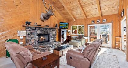 Gentle Grizzly Getaway: Incroyable vue sur la pente de ski de Bear Mtn! Bain à remous extérieur! L'Internet!