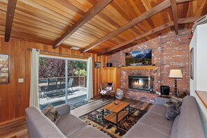 Taulutelevisio, takka, pöytäjalkapallopöytä