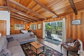 Flat-screen TV, fireplace, table football