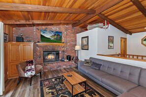 Televisión de pantalla plana, chimenea y futbolito 