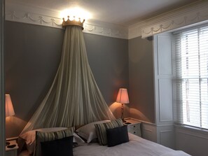 1 bedroom, iron/ironing board, Internet, bed sheets - Grassmarket apartment with stunning Edinburgh Castle view (Edinburgh)