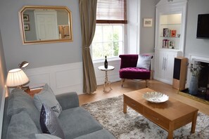 TV, DVD player - Grassmarket apartment with stunning Edinburgh Castle view (Edinburgh)