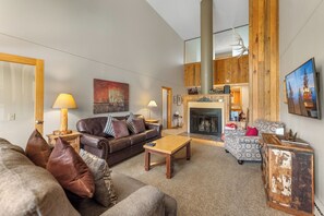 Télévision à écran plat, cheminée, lecteur de DVD