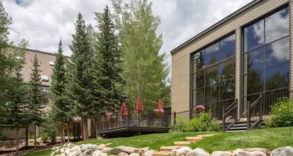 Serene Condo Surrounded by Nature, 5-Min Drive to Ski Village. PET FRIENDLY!