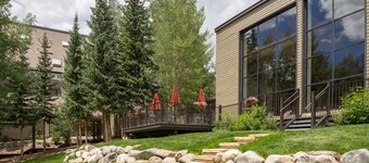 Serene Condo Surrounded by Nature, 5-Min Drive to Ski Village. PET FRIENDLY!