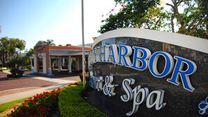 A sign for a hotel named "Harbor Resort & Spa" with a clear view of the building in the background. - Key West Style Waterfront, Private Pool, WiFi, Close to Village & Beaches Pet OK (Safety Harbor)