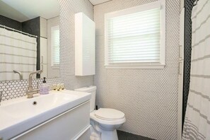 Douche, sèche-cheveux, serviettes fournies