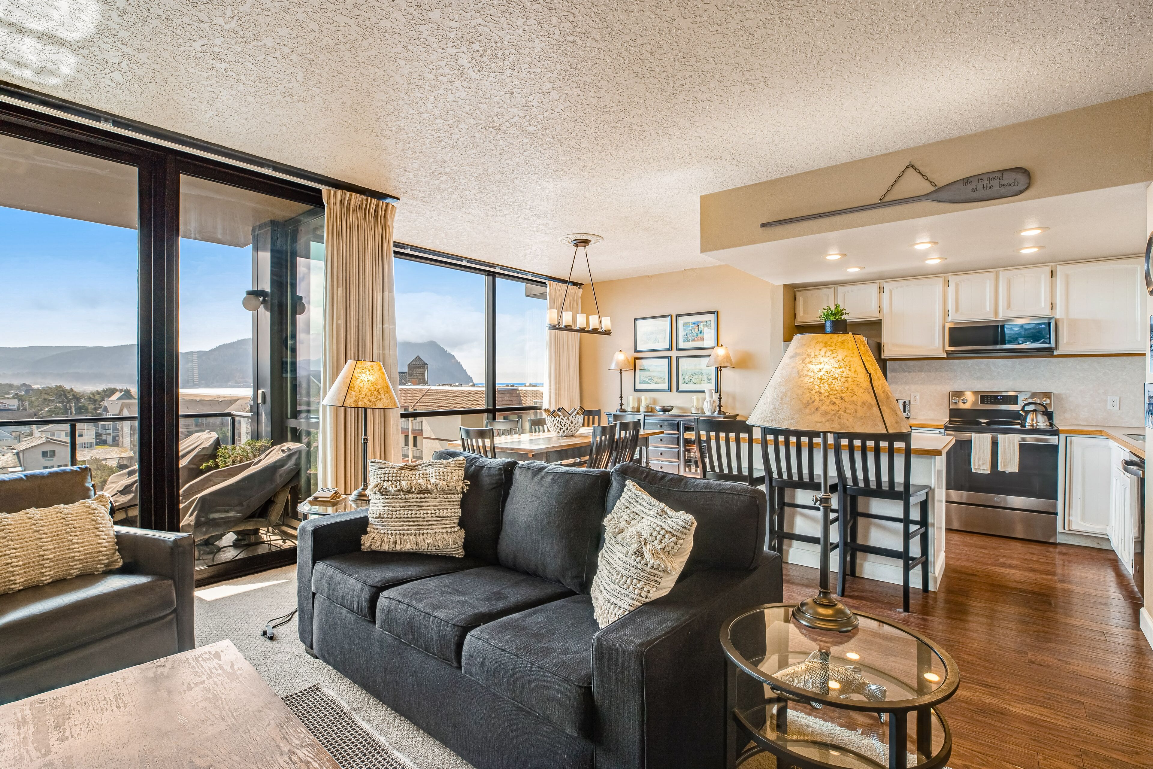 Ocean-view, dog-friendly condo close to the beach, Promenade & downtown