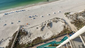 Ein Luftbild eines Strandes mit Schwimmbad, Strandstühlen und Liegen.