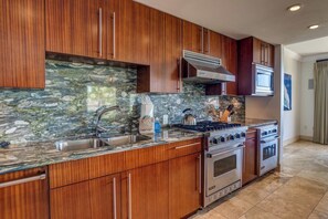 Microwave, oven, dishwasher, coffee/tea maker