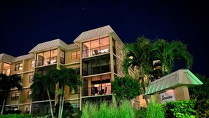 A multi-story hotel with balconies and a sign indicating "Seawell".