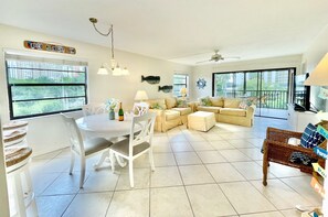 Een televisie, een dvd-speler en boeken