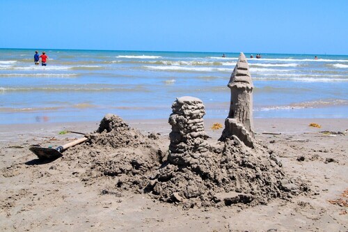 Amazing community with two fabulous slope entry pools, BBQ grills, fire pit area