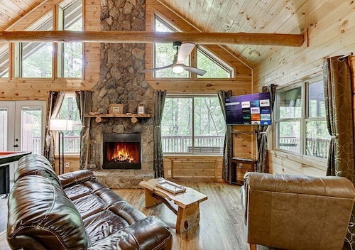 Enchantment – Romantic Cabin for Two with Indoor Spa, Jacuzzi & Fire Pit
