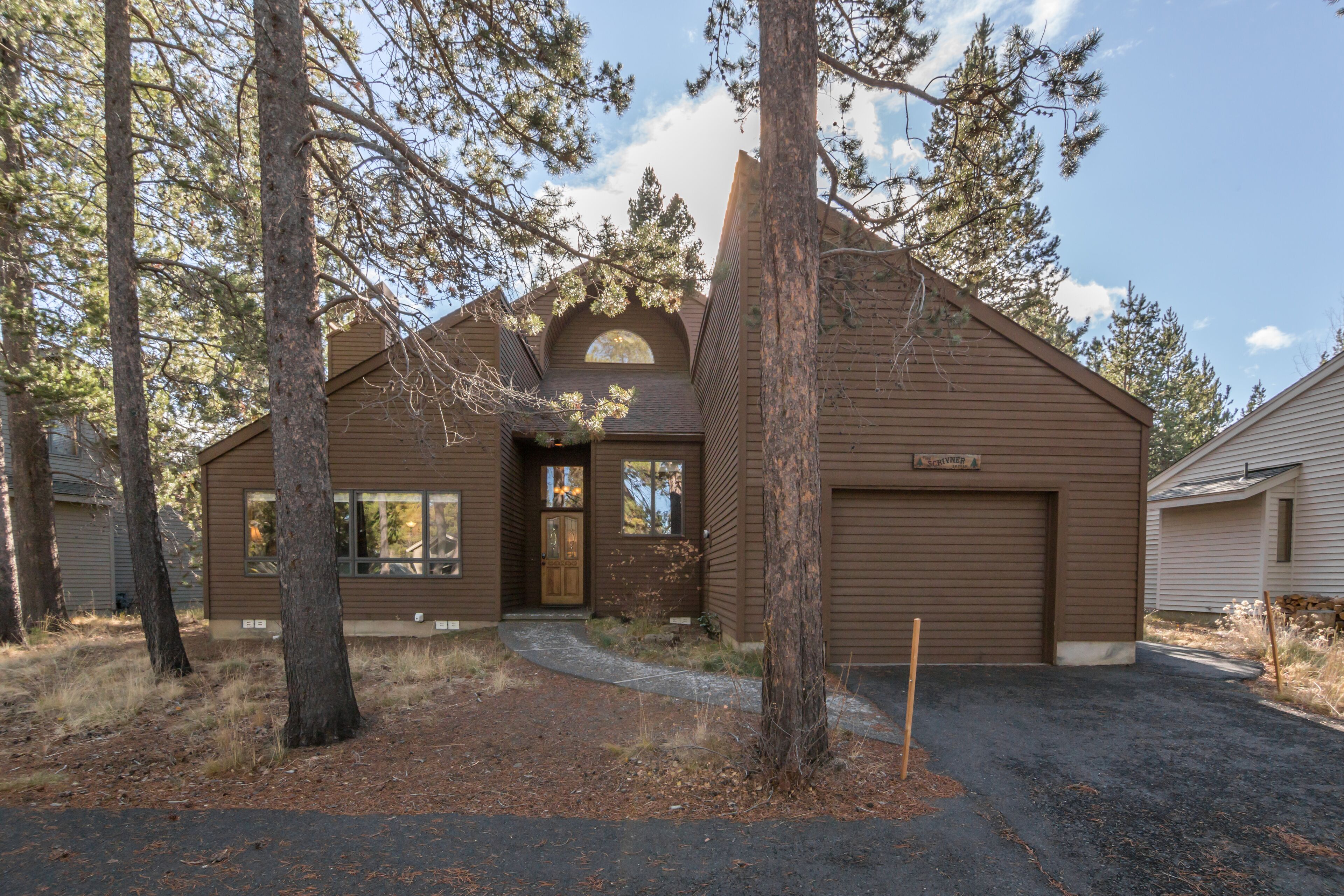 Near Woodlands Golf Course, Private Hot Tub, 6 SHARC passes, Bikes,