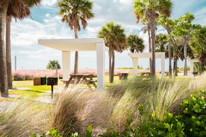 Outdoor dining - Cozy Coastal Siesta Key Villa 2BR Cottage w/ Pool Access (Sarasota)