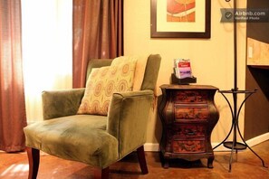 Smart TV, fireplace, DVD player, books