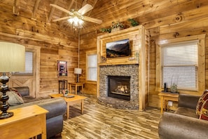 TV, fireplace, DVD player - ER206 - Mountain Rendezvous  Great location - Close to town! (Pigeon Forge)