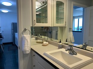 Shower, hair dryer, towels - Waikiki Banyan 1909 Amazing Views and Just  Steps to the Beach (Honolulu)