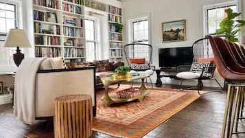 Smart TV, libros y estéreo