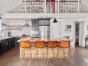 Fridge, microwave, oven, stovetop - A Literary Oasis In The Heart Of Nantucket Town (Nantucket)