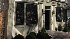 Un edificio de dos pisos con el letrero "NANTUCKET BOOKWORKS" sobre la entrada.