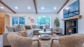 Smart TV, fireplace, Netflix, Hulu