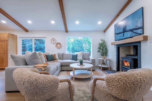 Smart TV, fireplace, Netflix, Hulu