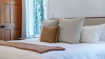 3 bedrooms, desk, iron/ironing board, travel crib