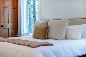 3 bedrooms, desk, iron/ironing board, travel crib