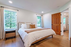 3 slaapkamers, een bureau, een strijkplank/strijkijzer, reisbedje