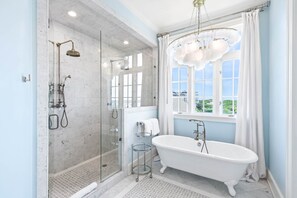 Combined shower/tub, towels