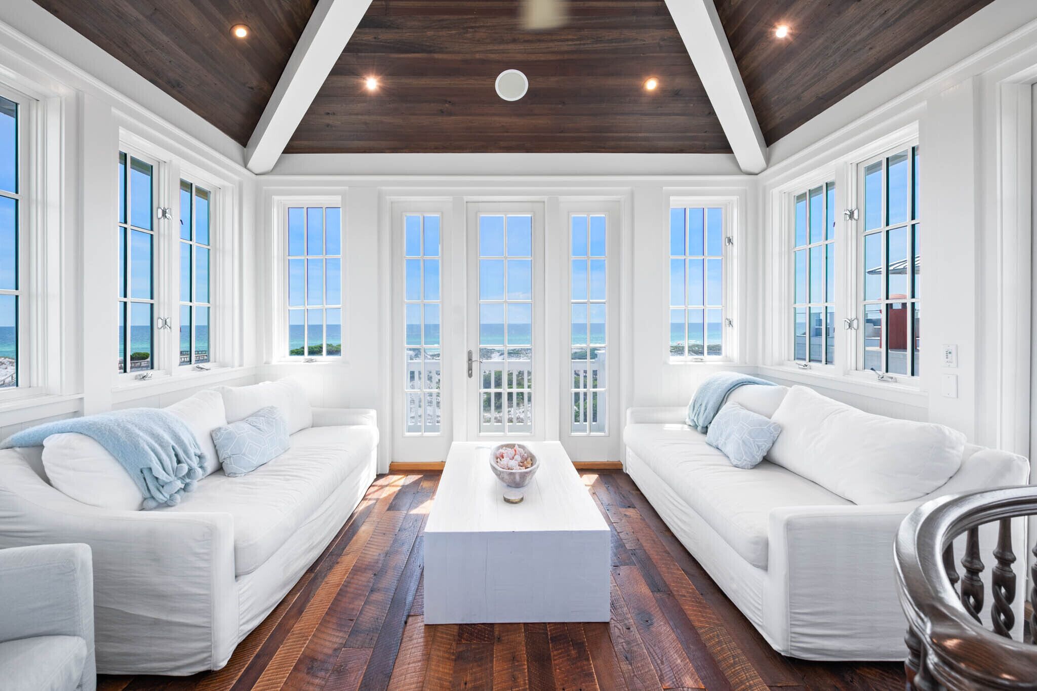 Tv, eldstad och kontor