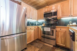 Fridge, oven, stovetop, dishwasher