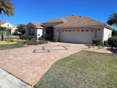 Nicest Location & Fully Equipped Charming Home in the “Heart” of The Villages.