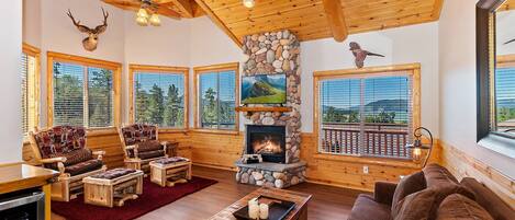 Televisión, chimenea, reproductor de DVD, futbolito