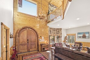 Televisie, een open haard, een dvd-speler en tafelvoetbal