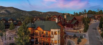 Windsong Retreat by Destination Big Bear : Luxurious! Panoramic Views! Central A/C! HOT TUB! Internet! Master Suite! Game Table! Lake Views!