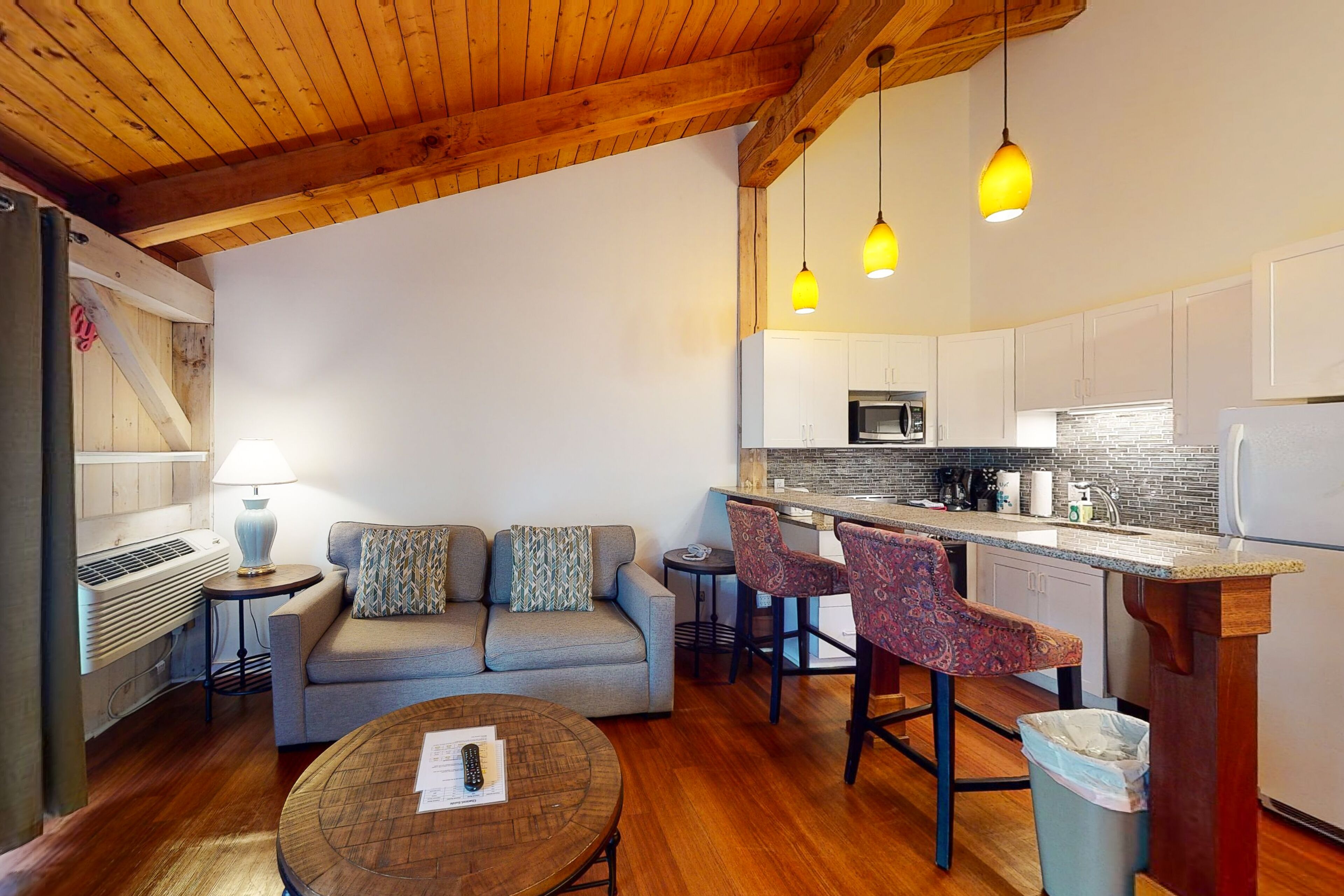 Dog-friendly townhouse with pool & tennis - easy walk to the beach