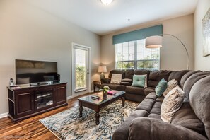TV - Comfort and style are plentiful in this 3BR/2BA condo (Orlando)
