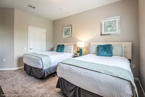 3 chambres, bureau, fer et planche à repasser, lit parapluie