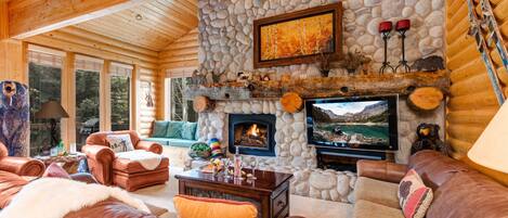 TV, peis, DVD-spiller og stereoanlegg