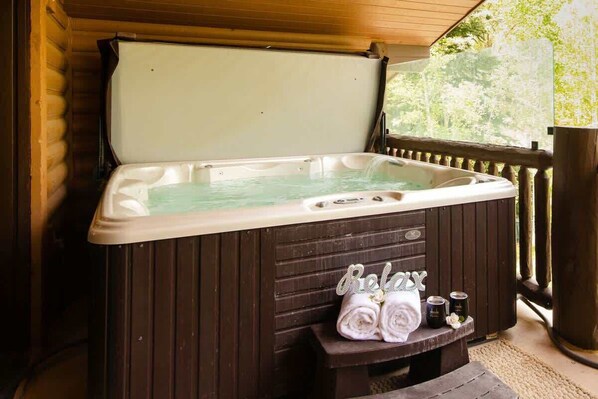 Outdoor spa tub