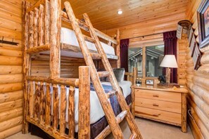 5 bedrooms, iron/ironing board, WiFi, bed sheets
