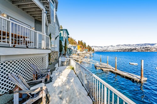 Upscale Lakefront House - tilava sisustus, laituri ja venehissi, upeat näkymät!