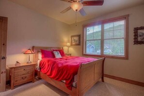 4 bedrooms, iron/ironing board, WiFi, bed sheets